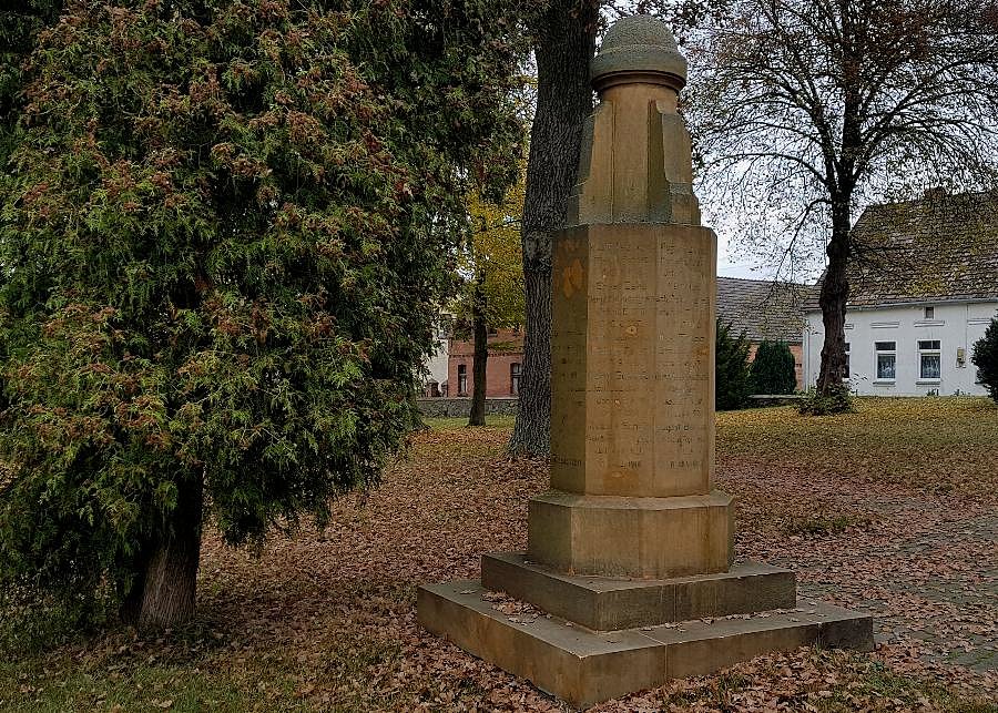 ROŻNOWO NOWOGARDZKIE (niem.Rosenow) Pomnik poświęcony mieszkańcom wsi poległym w I wojnie światowej
