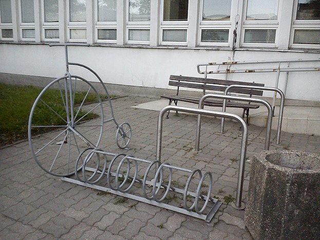 Stojak rowerowy pod urzędem skarbowym na Mokotowie- zarówno tradycyjne mocowanie kół jak równiez do mocowania za ramę
