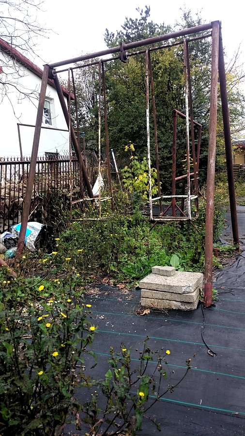 Huśtawka jak z jakiegoś horroru