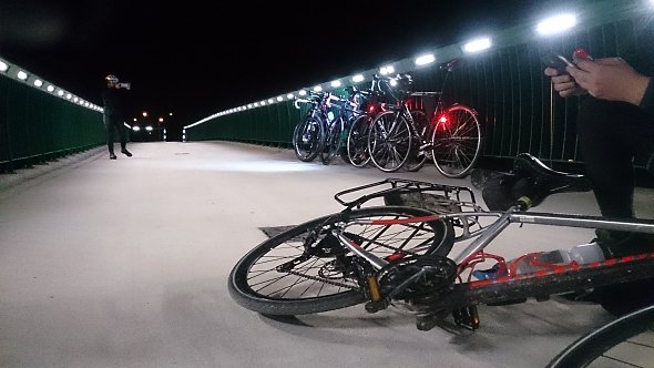 Na kładce rowerowej
