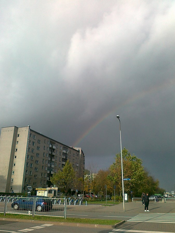 Na tle chmury piękna tęcza