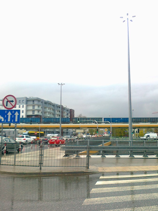 Krajobraz po deszczu. Na wiadukcie pociąg