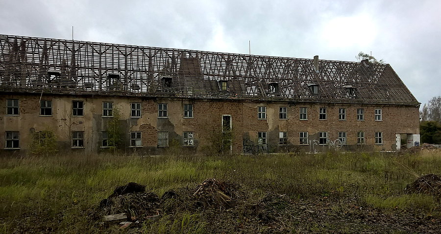Kiedyś mieściła się tu jednostka wojskowa. Tuż przed Warzymicami