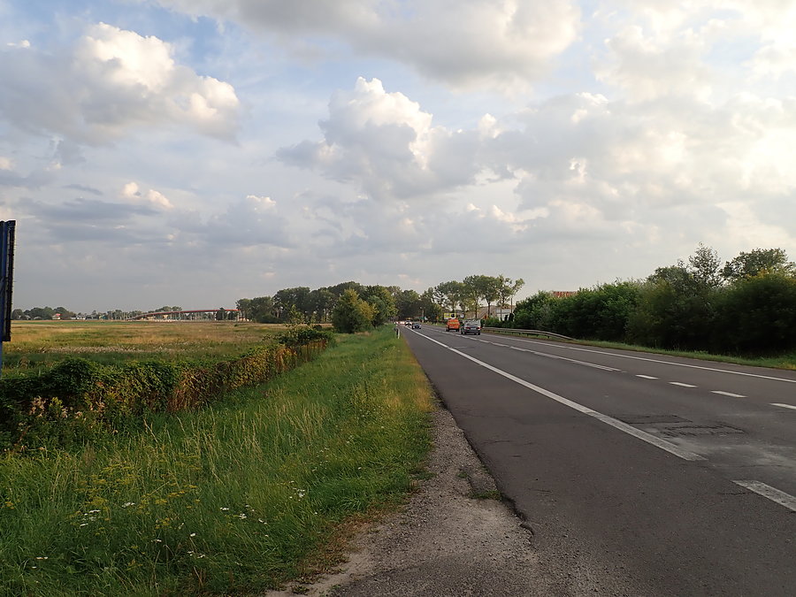 Wiązowna. Skrzyżowanie czerwonego szlaku z drogą krajową nr 17