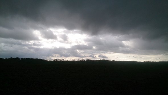 Ciemne chmury w Zemobrzycach