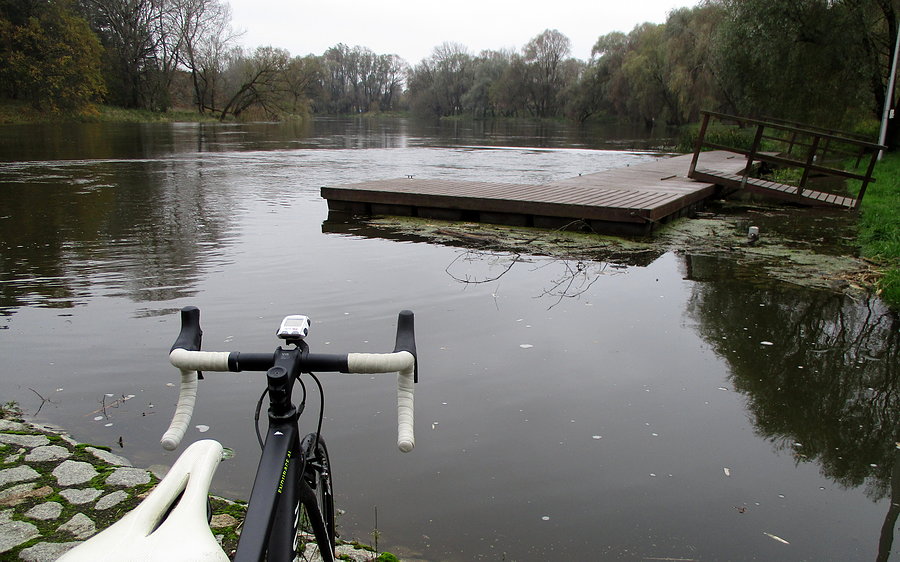 Przystań nad Wartą w Puszczykowie - poziom rzeki wysoki