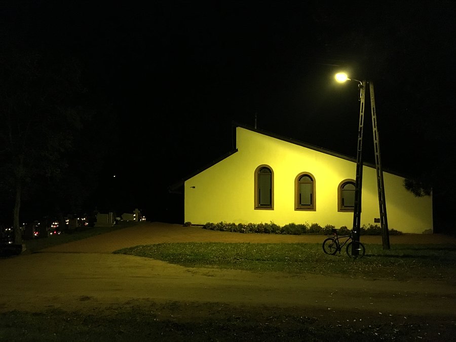 Przed kaplicą w Walkowicach