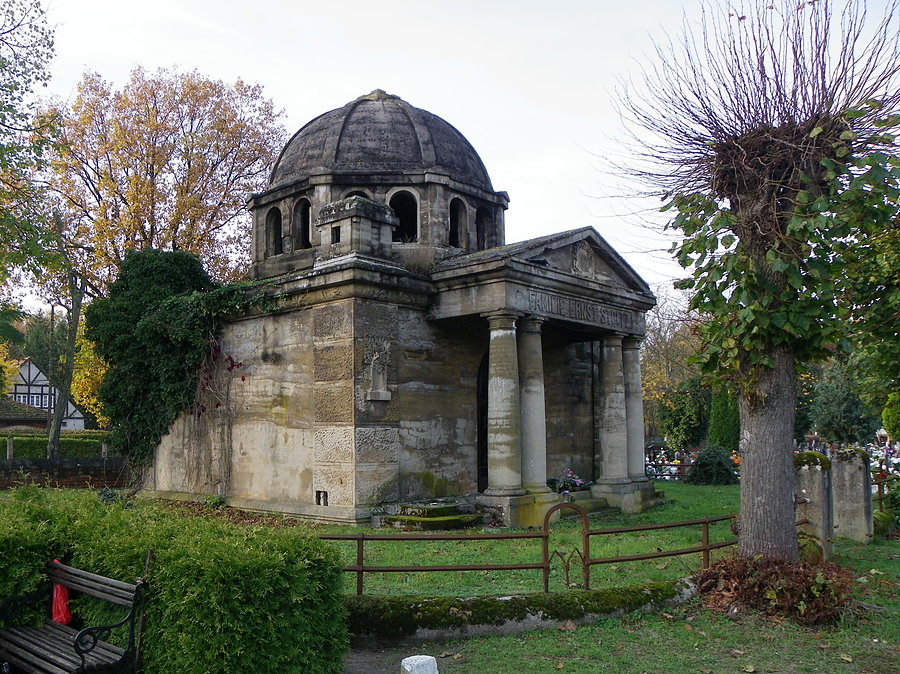 Drezdenko, cmentarz komunalny, monumentalny grobowiec - kaplica rodziny Stoltzów