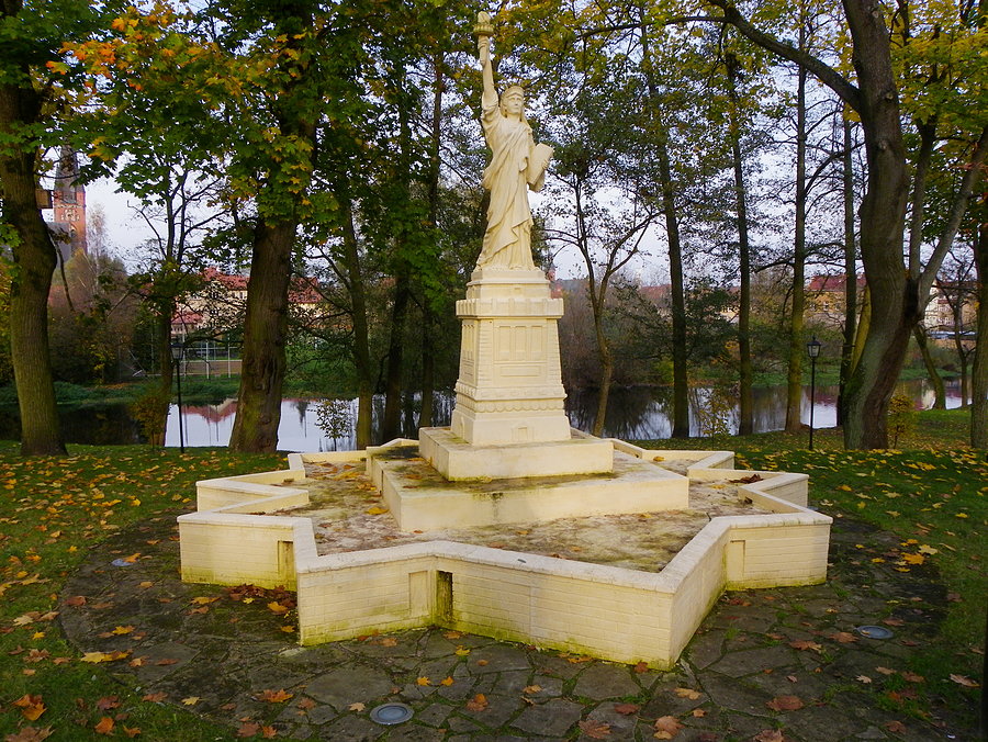 Drezdenko, Park Kultur Świata - Statua Wolności