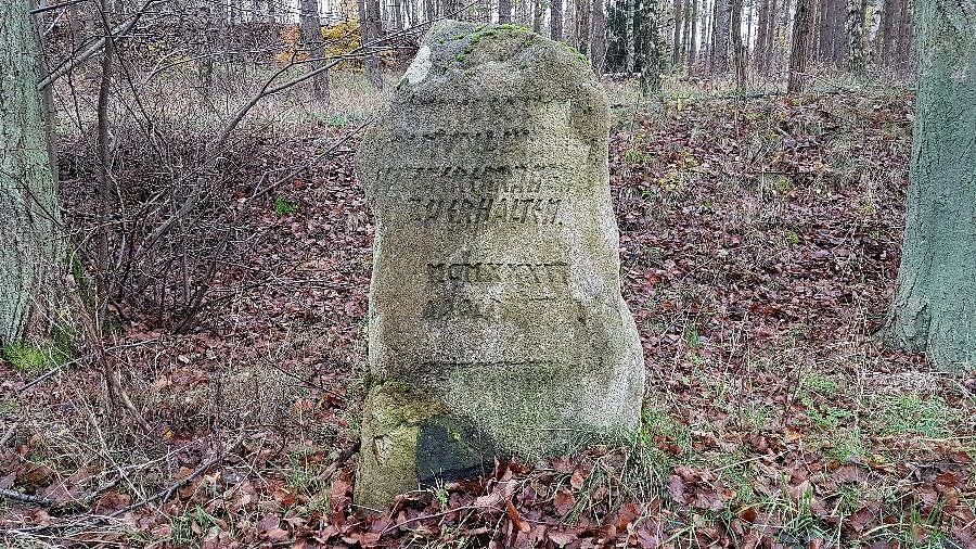 Sierakowo (niem.Alt Heide) Przy drodze znajduje się kamień z napisami i datą 1936
