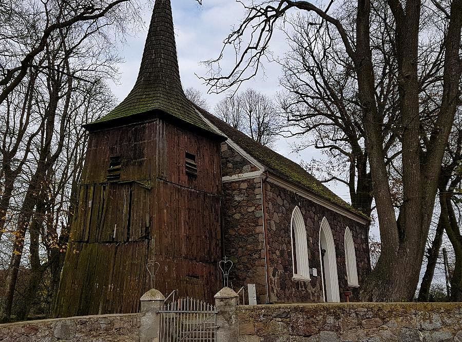 Modrzewo (niem.Moderow) Kościół filialny p.w. Matki Bożej Różańcowej z 1825 r