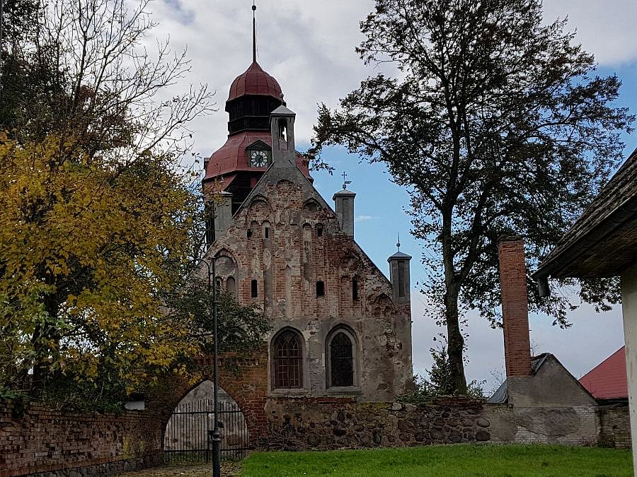 Suchań (niem.Zachan) Kościół parafialny p.w. MB Nieustającej Pomocy wzniesiony w latach 1491 – 1492 r