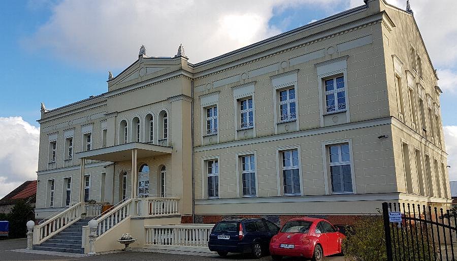Trzebiatów (niem.Treptow) Dwór zbudowany w 1858 roku w stylu północnego neoklasycyzmu z elementami neorenesansu