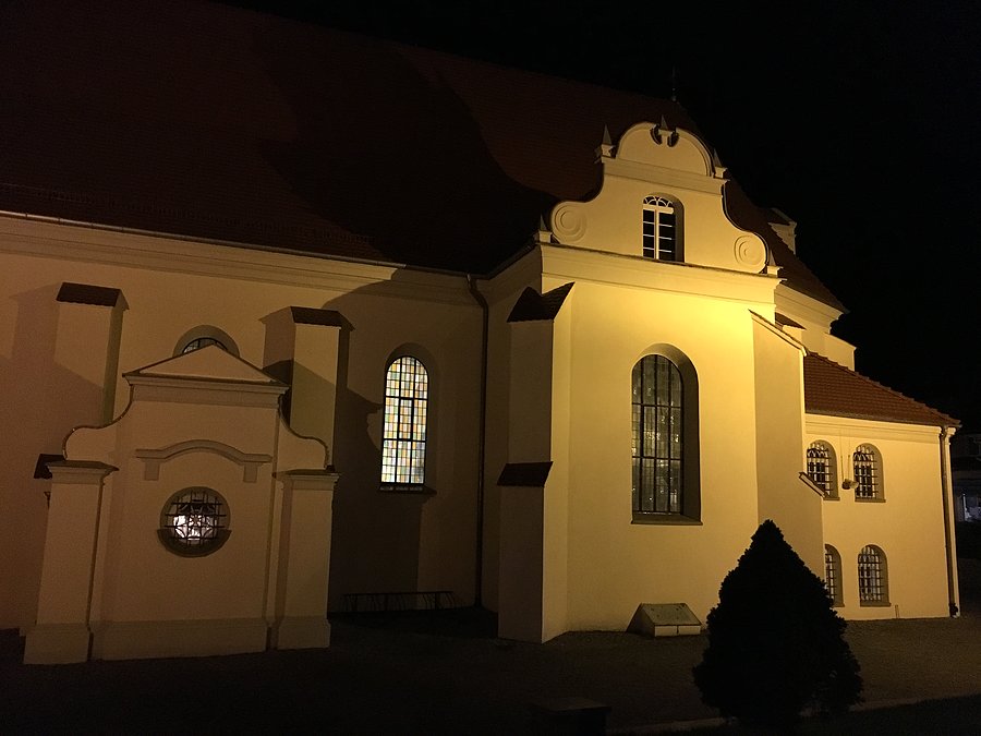 Przed kościołem w centrum Czarnkowa