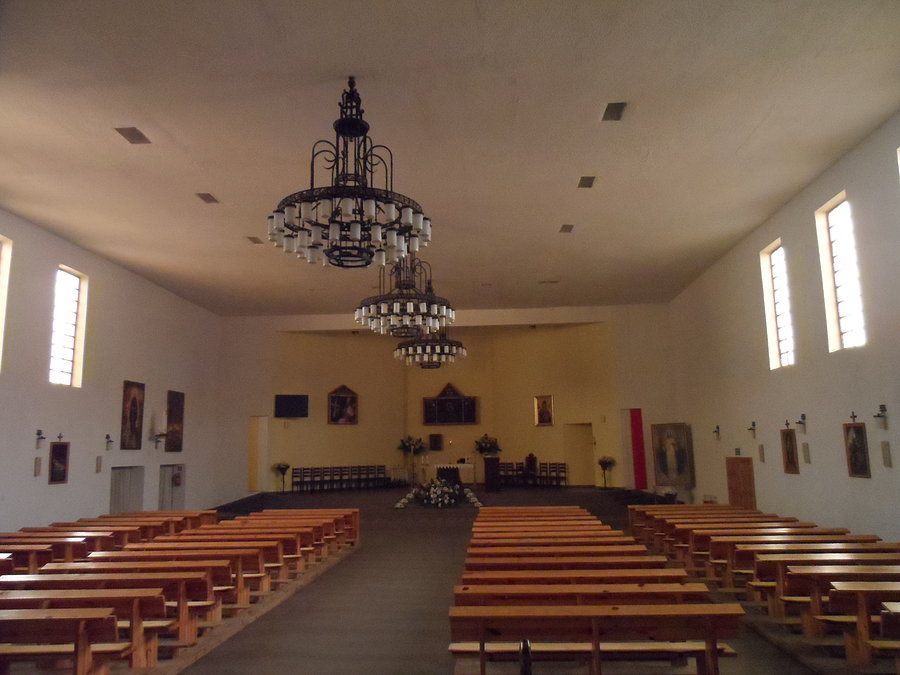 Wnętrze kościoła z ozdobnymi żyrandolami pochodzącymi z Domu Oficera w Borne Sulinowo