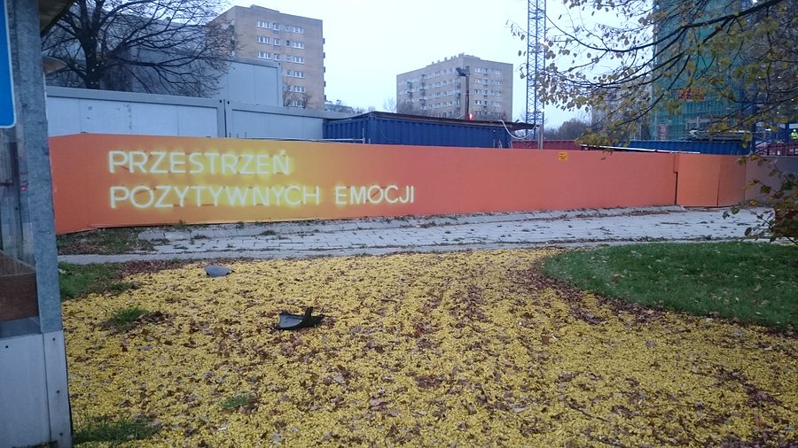 Średnio pozytywna energia - żółty żwirek + jakieś odłamki od auta