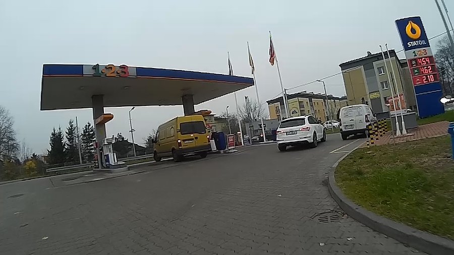 Skrót przez stację