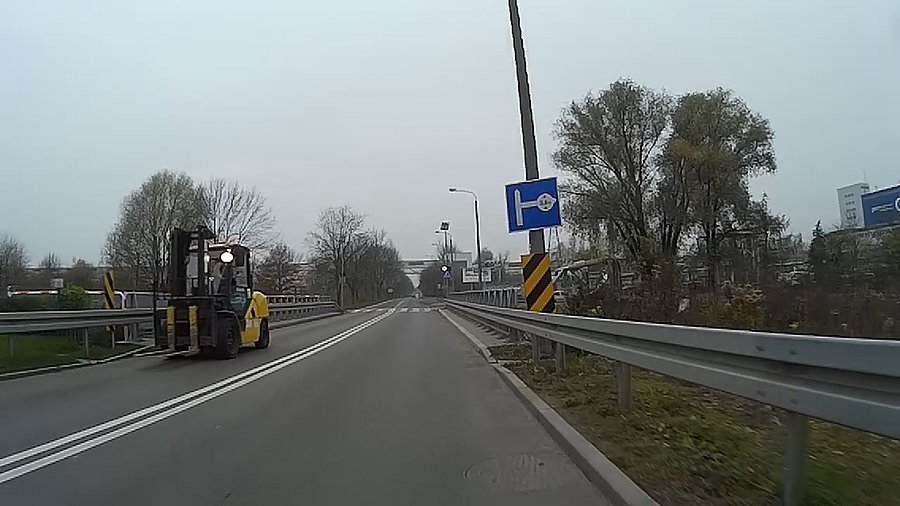 Nie często widuje się wózek widłowy na drodze