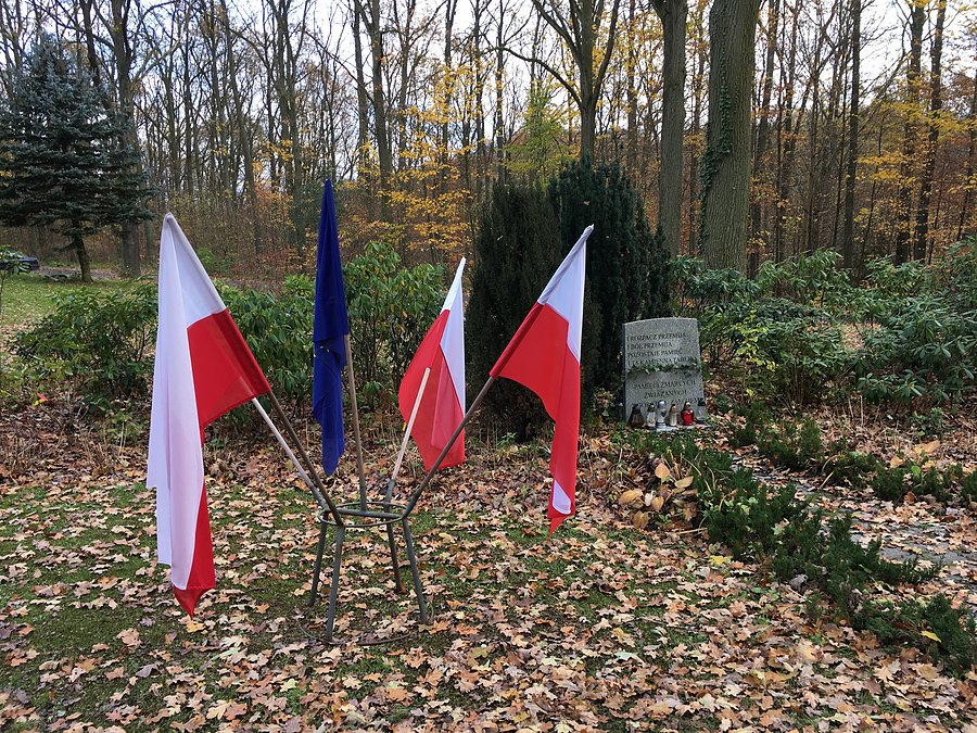 Pomnik pamięci zmarłych związanych z Gorajem - Zamkiem