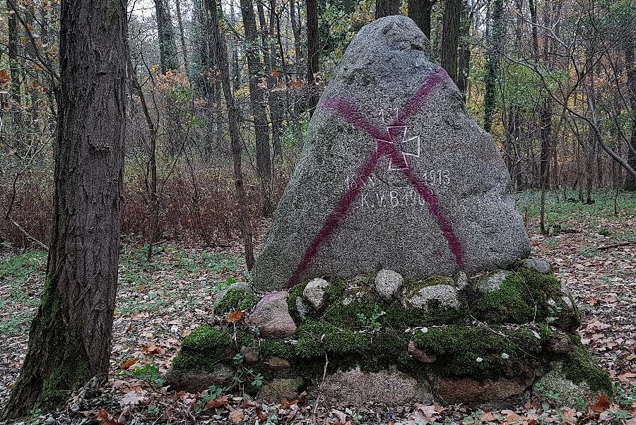 Bielkowo (niem.Belkow) Pamiątkowy głaz w setna rocznicę wygranej armii pruskiej nad Napoleonem pod Lipskiem