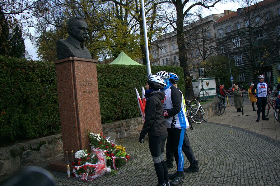 Składamy wiązankę pod pomnikiem Józefa Piłsudskiego