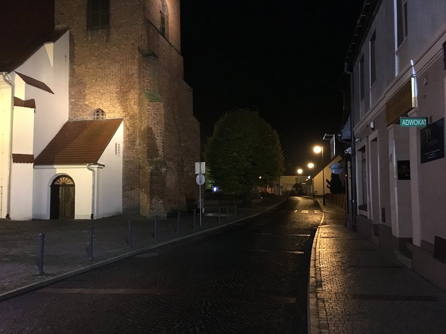 Przed kościołem / Plac Wolności