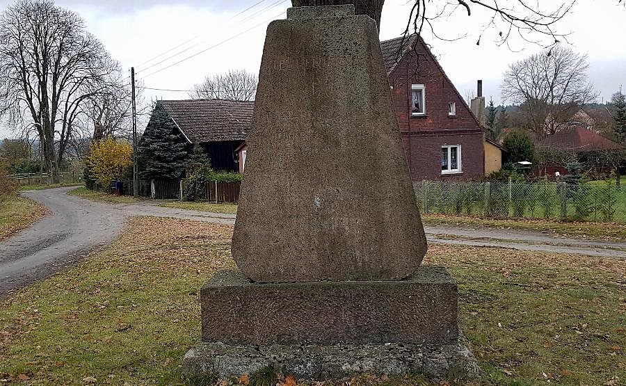 Sowno (niem.Hinzendorf) Pomnik poświęcony mieszkańcom wsi poległym w I wojnie światowej