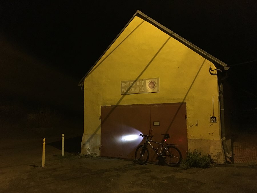 Przed remizą w Walkowicach