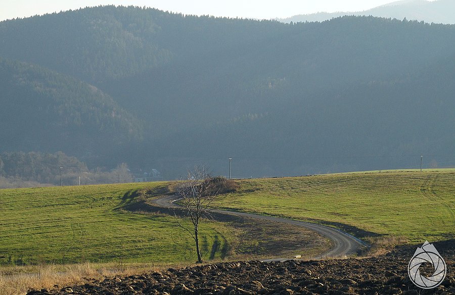 Nowy asfalcikprzyjemnie wije sie między polami