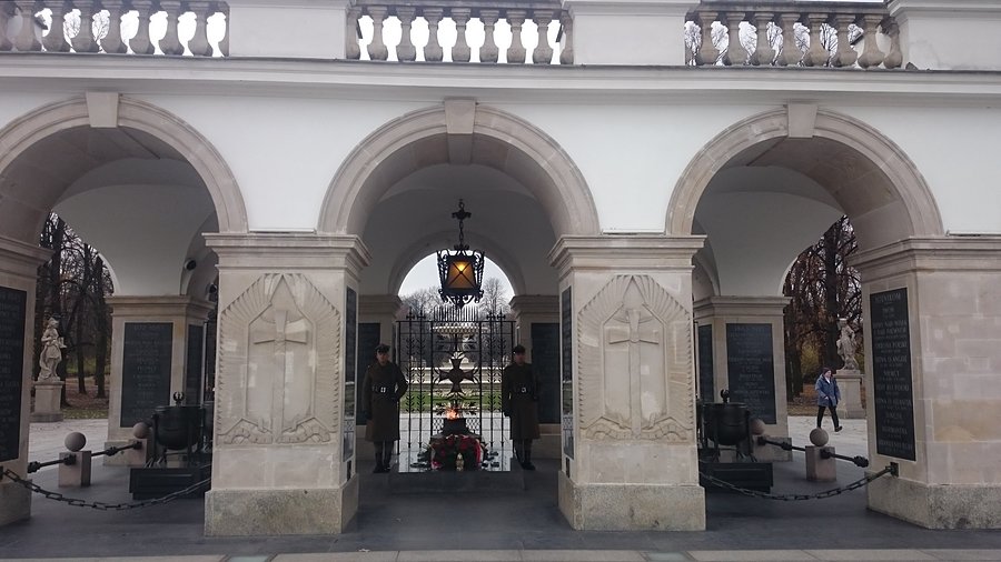 Głosili w mediach że Plac Piłsudskiego będzie zamknięty dla publiki - póki co jeszcze można tam przebywać i focić żołnierzy