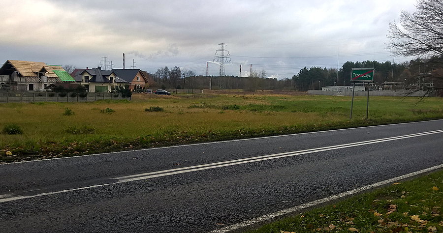 Pod Trzeszczynem - w oddali dymią kominy Kombinatu Chemicznego Police