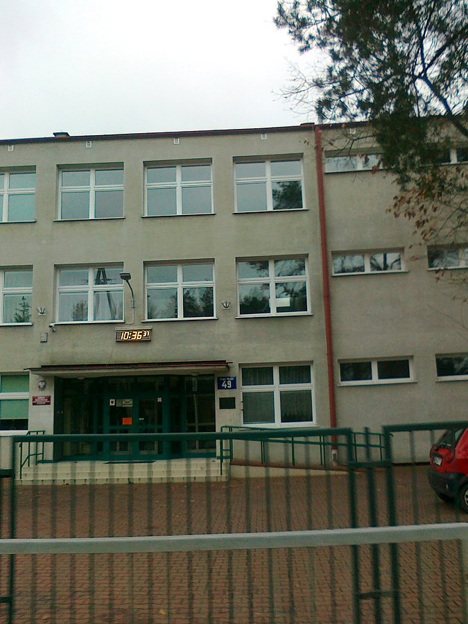 Kontrola czasu na szkole w Izabelinie, która wg. tablic drogowych, jest jeszcze na terenie Hornówka