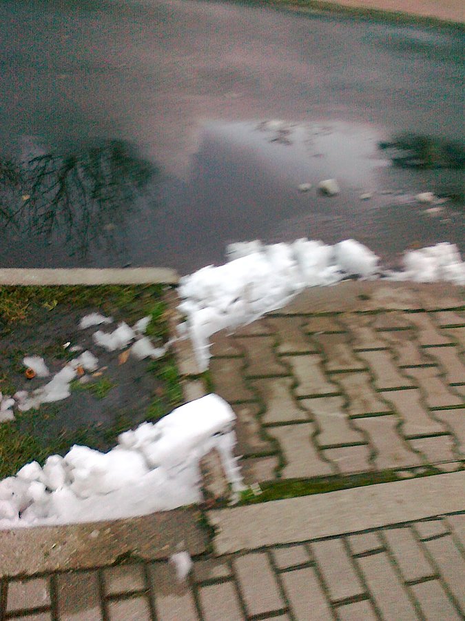 Resztki śniegu dotrwały do popołudnia