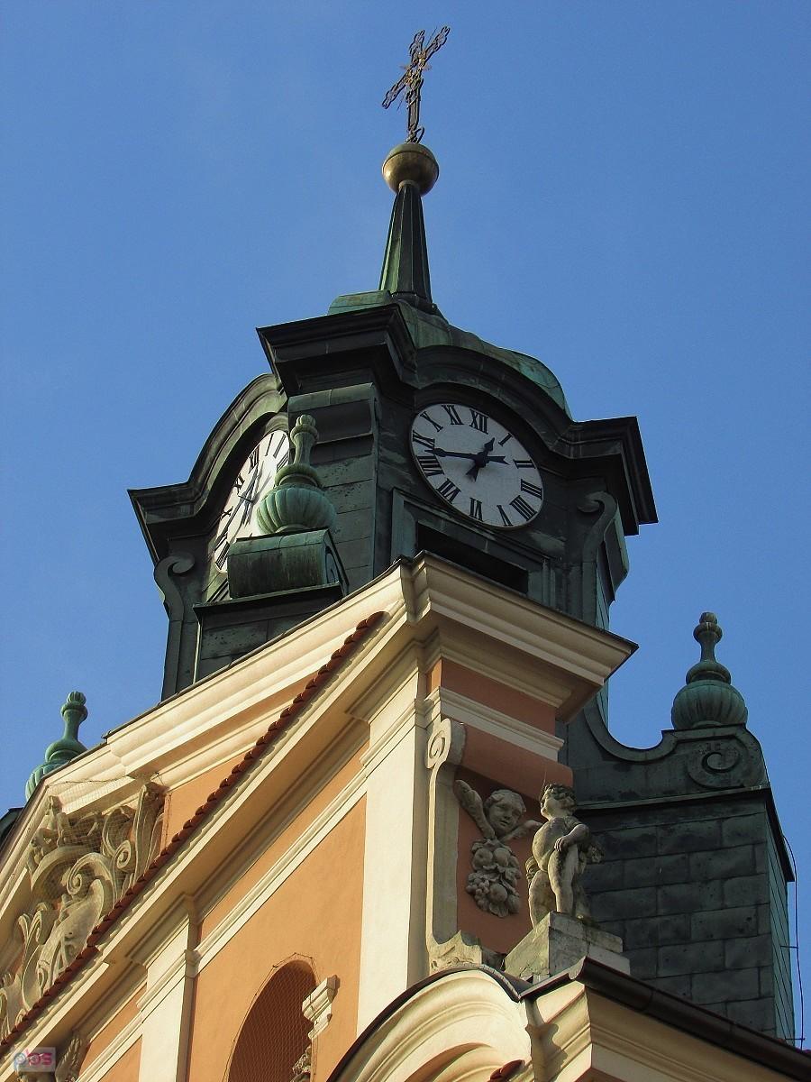 Wieża kościelna z zegarami