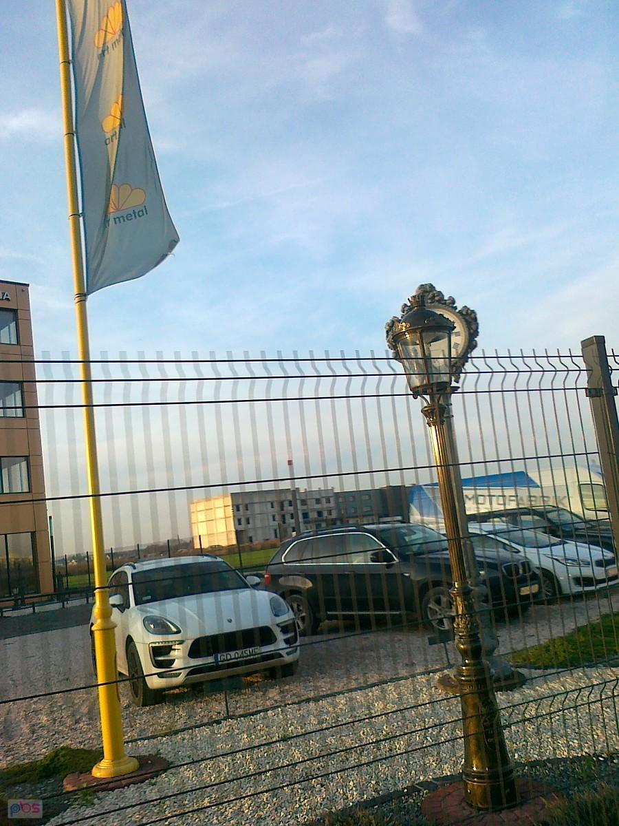 Kontrola czasu pięknie zasłonięta przez latarnię. Była 14.45