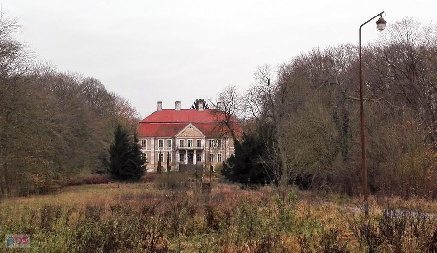 Pałac w Stolcu mimo wykupienia nadal niszczeje, a na teren łatwo się dostać