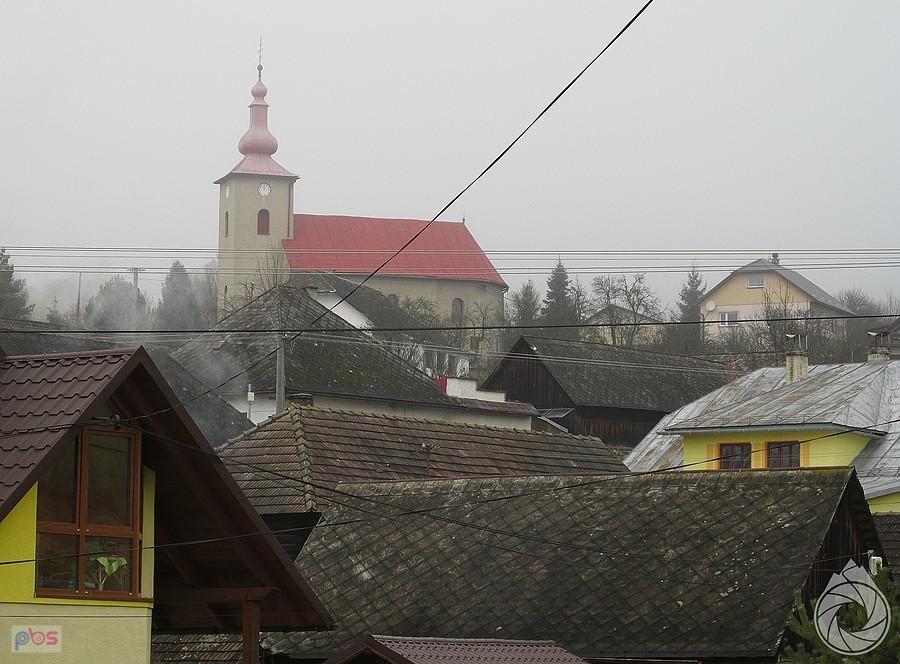 Hajtovka - wioska z drutami i kościółkiem na wzgórzu