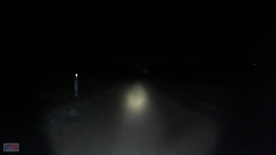 Włączone wszystkie lampki na ścieżce przy potoku Bielszowickim