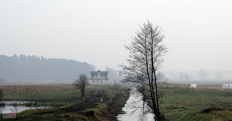 W oddali nowy budynek pod Sławoszewem.