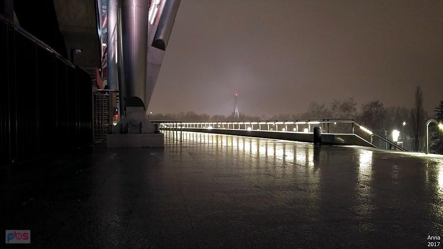 Nocna promenada przy nowoczesnym budynku