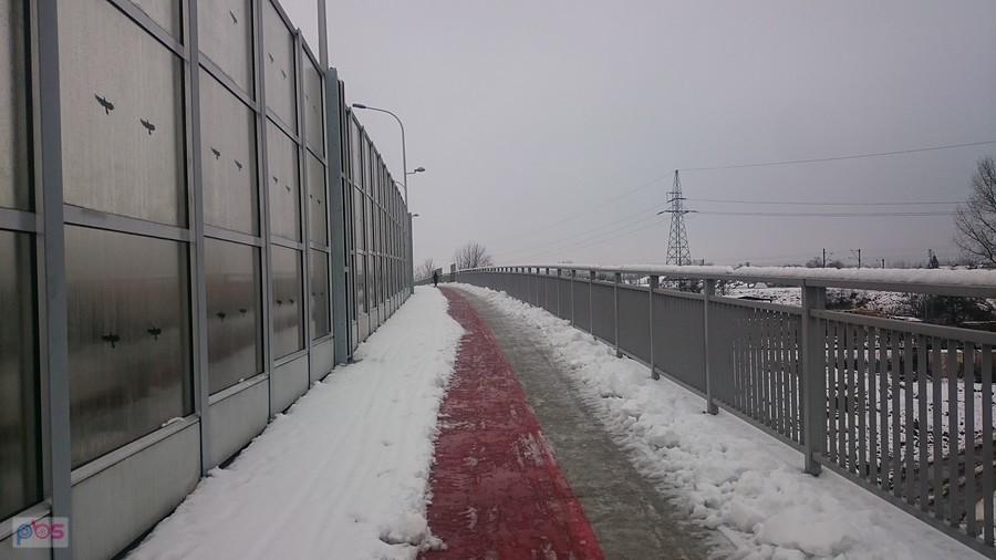 Połowa dla pieszych i połowa dla rowerzystów odśnieżone