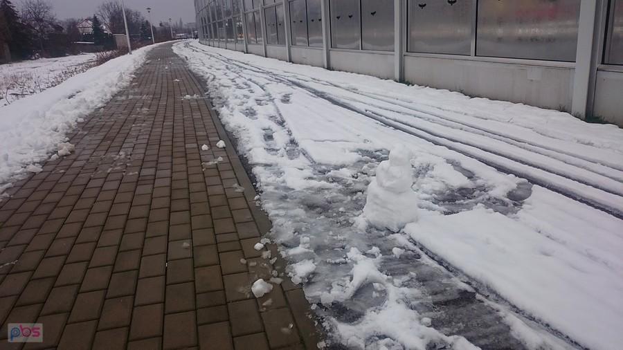 Tu typowo chodnik odśnieżony, a na ddr stoi bałwan ....