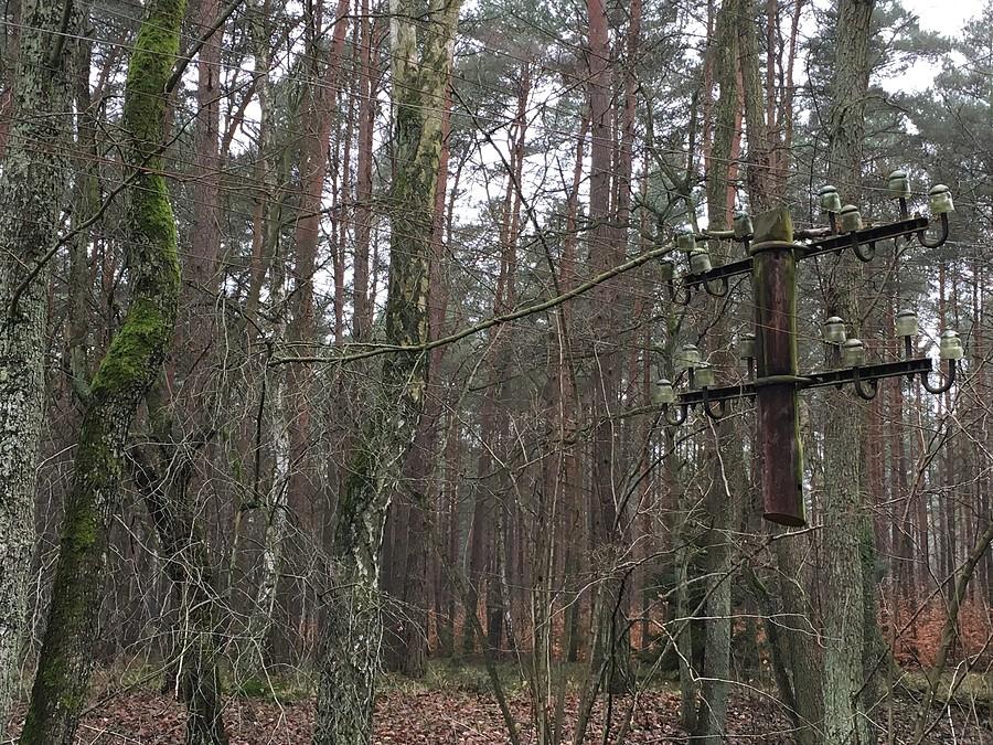 Zamiast słup podtrzymywać przewody to przewody podtrzymują słup