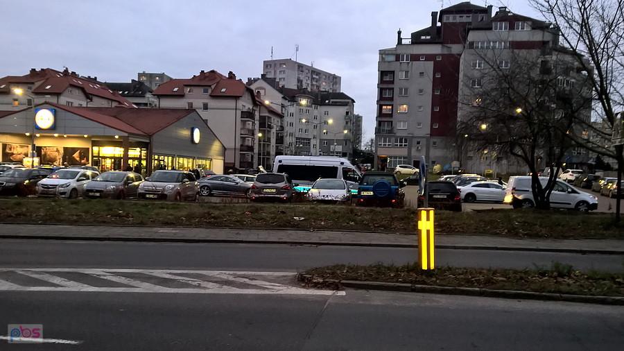 Widok z ulicy Witkiewicza na Osiedle Przyjaźni o zmroku.