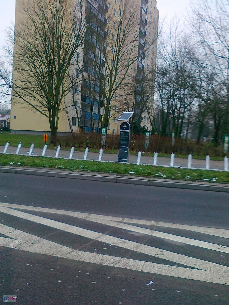 Już puste stacje rowerów miejskich, chociaż pod Halą Wola jeden był dziś przypięty. Jakiś spóźnialski oddał..