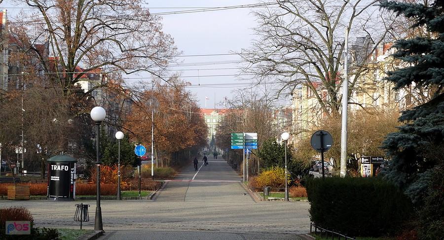 Ulica Jana Pawła II - w oddali Urząd Miasta.