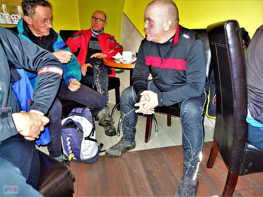 Grupa rowerzystów podczas przerwy w kawiarni