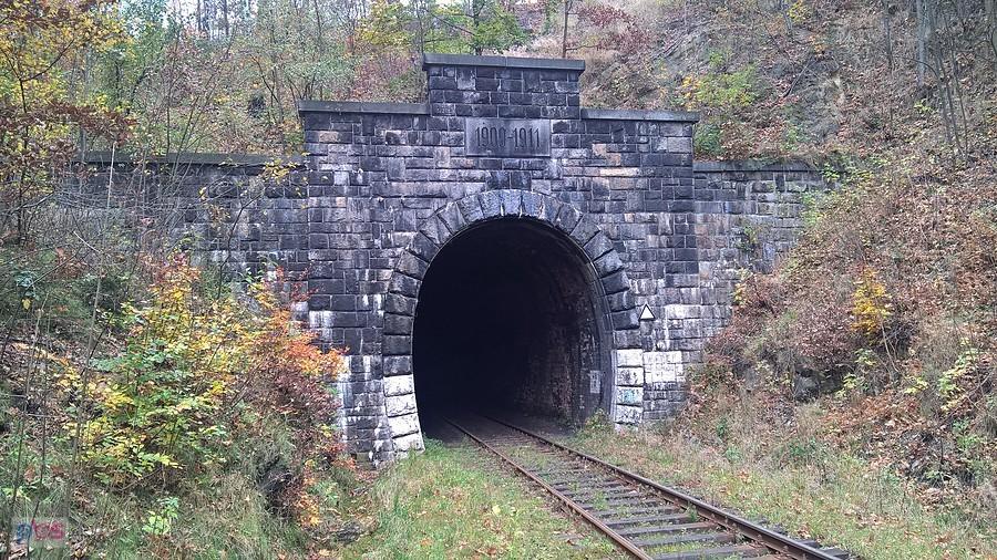 czynny tunel kolejowy pod małym wołowcem