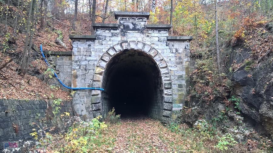 i obok drugi już nie czynny tunel kolejowy