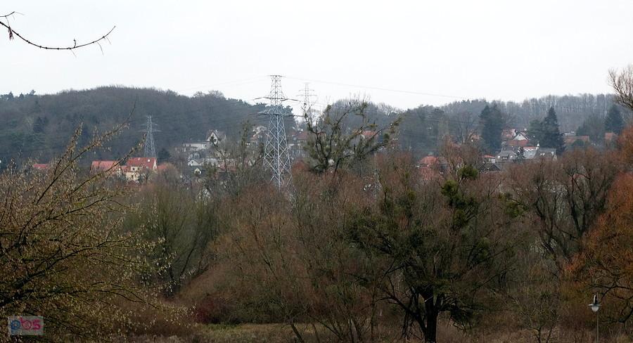 Szóstego grudnia 17 r. pod lasem - pada deszcz.